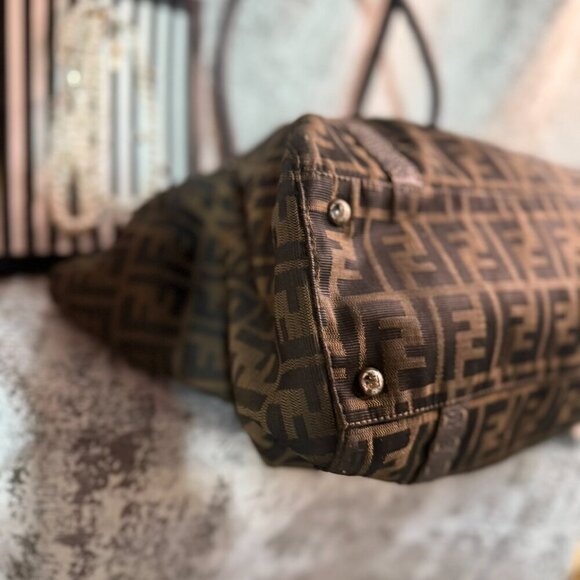 *Authentic* Fendi LINDA Tote - Picture 7 of 9